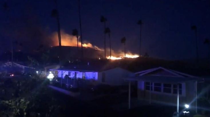 حريق يستعر في تييرا ريجادا بمنطقة سيمي فالي في كاليفورنيا. (صورة لرويترز من وسائل التواصل الاجتماعي ويتم توزيعها كما تلقتها رويترز كخدمة لعملائها. هذه الصورة للأغراض التحريرية فقط.